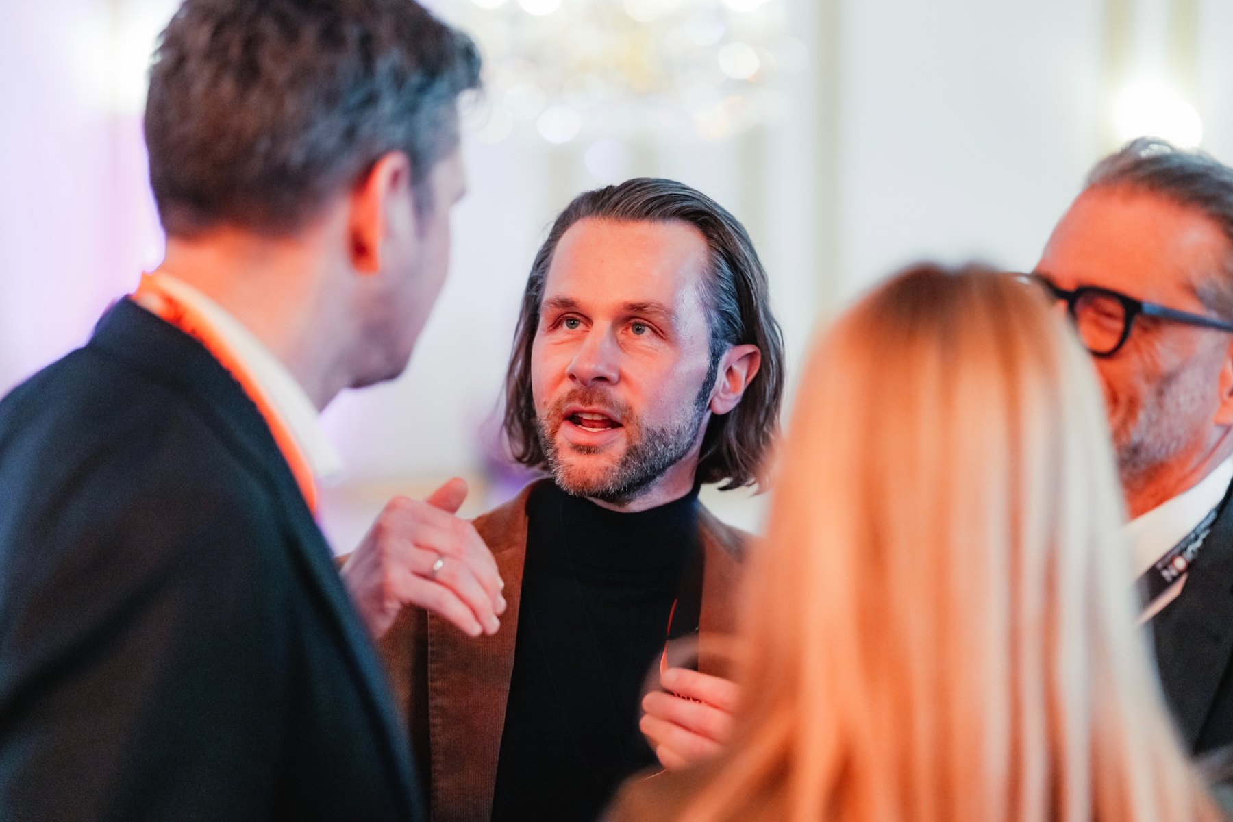 Thomas Kurz erklärt im zivilen Netzwerkgespräch