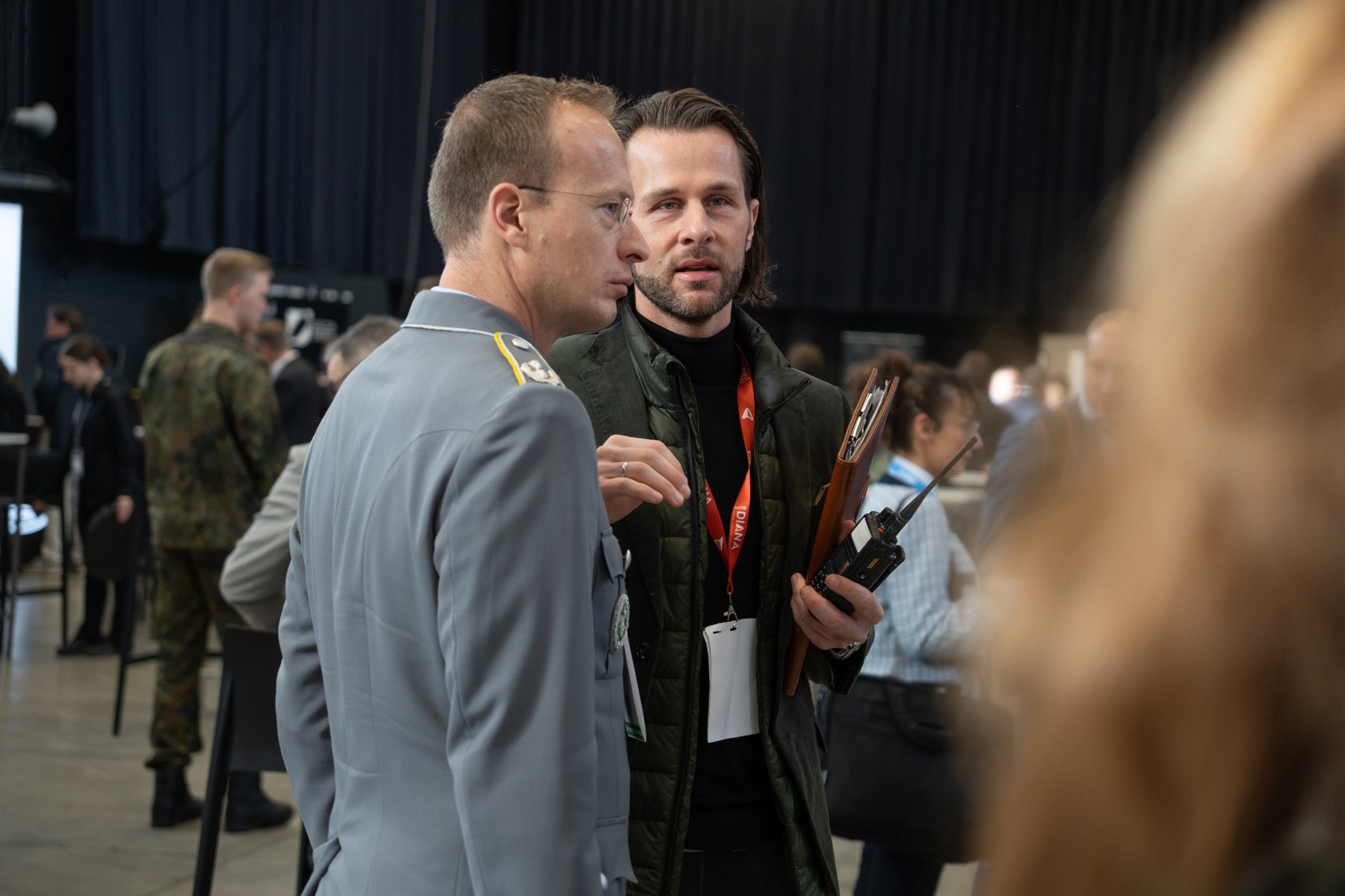 Thomas Kurz im Gespräch mit einem Bundeswehroffizier