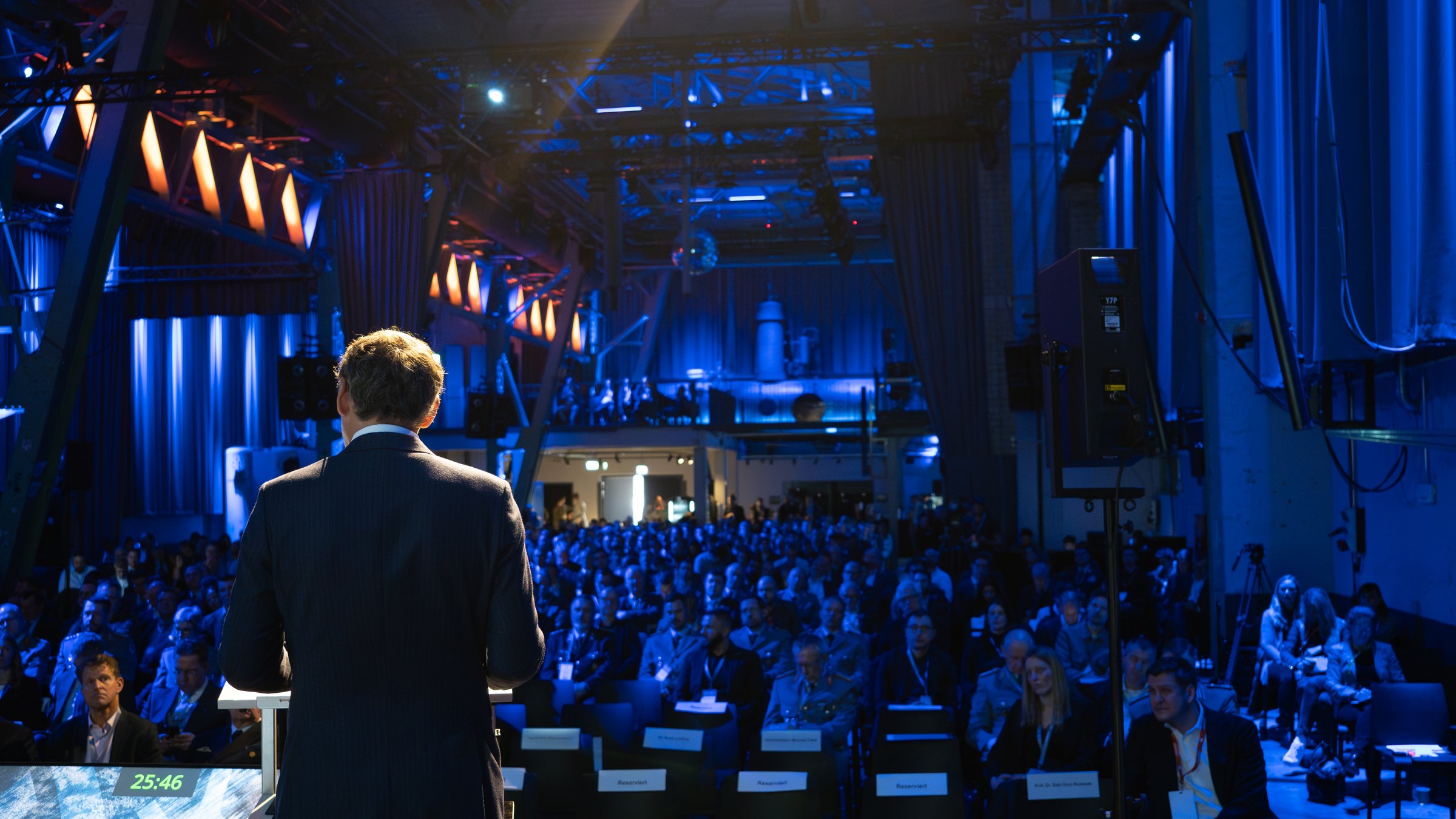Redner und Publikum im Kesselhaus