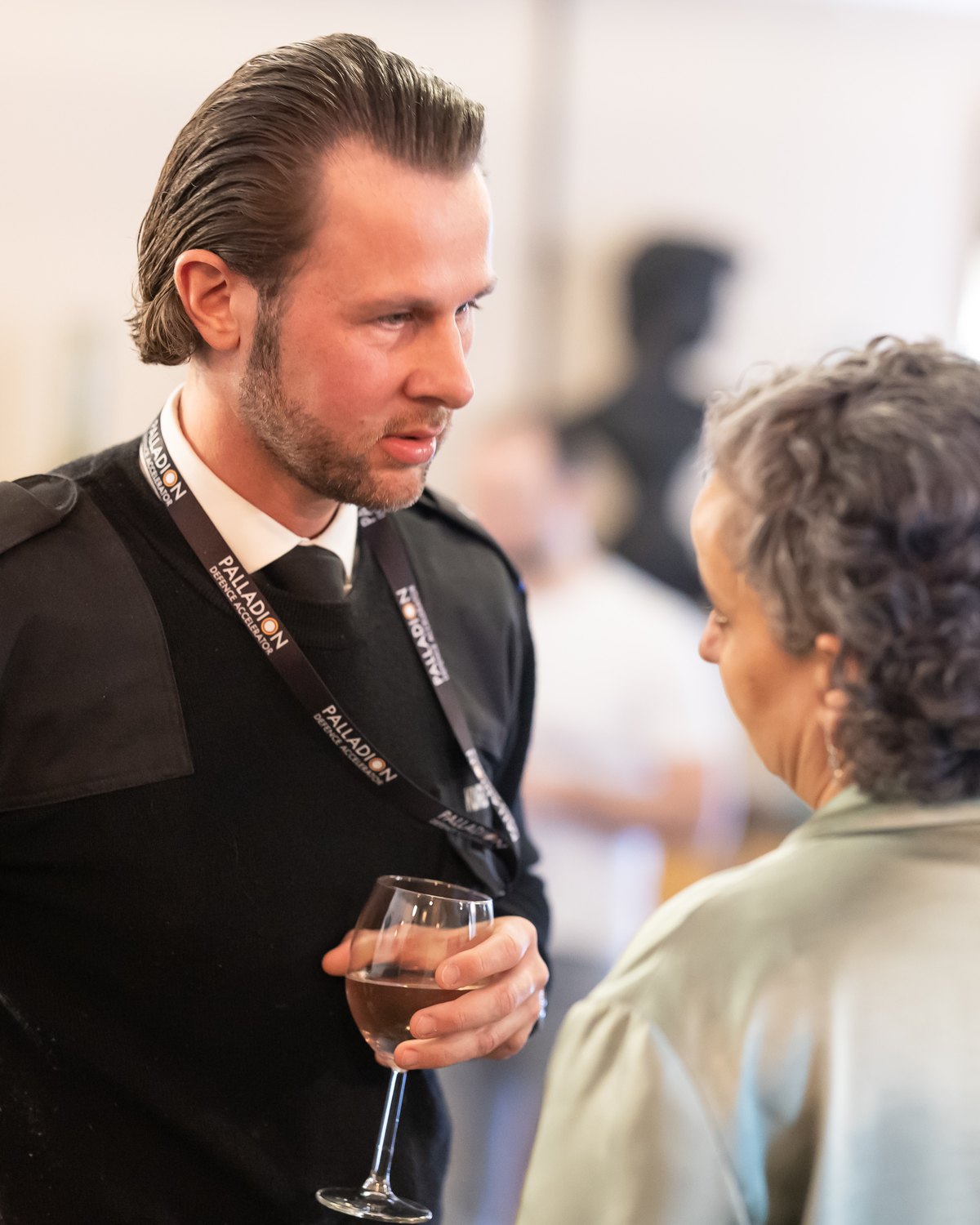 Thomas Kurz in Uniform im Gespräch, als weiter gefasste Halbfigur